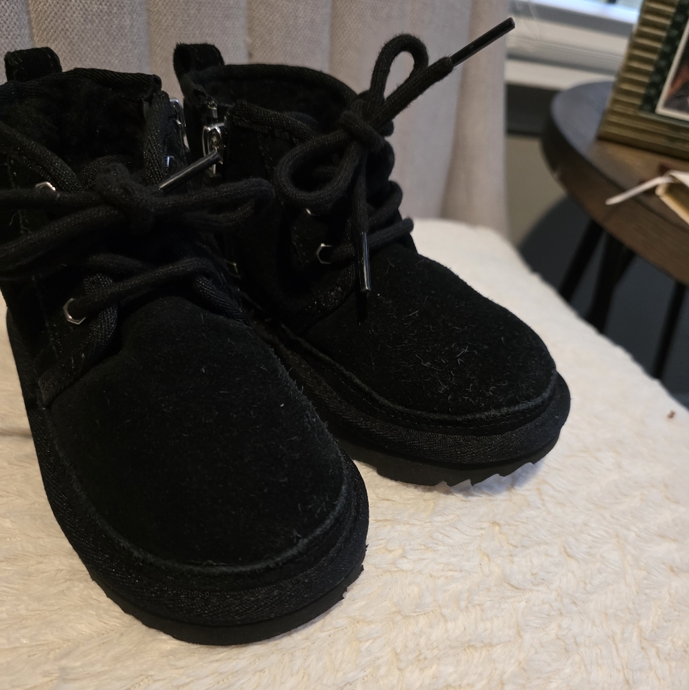 UGG Size 9  Black Kids Shoes Boots, Used Excelent Condition.